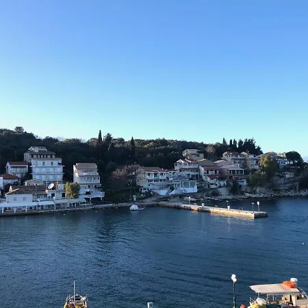 Alekas Harbour House *