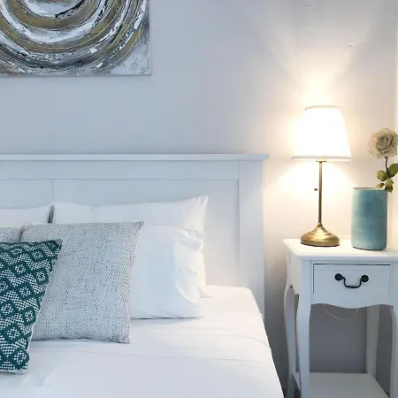 Alekas Harbour House *